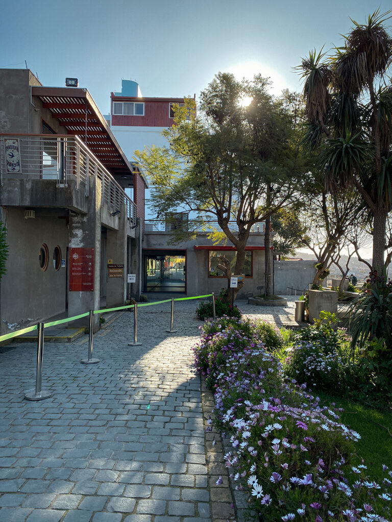 Entrada de la casa museo de Pablo Neruda en Valparaiso